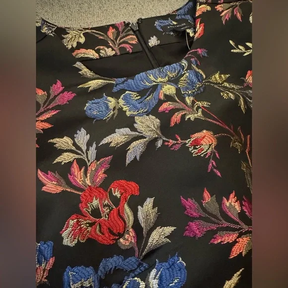 Ann Taylor - Floral Jacquard Crew Neck Top in Iconic Red - Size 6 NWT - Picture 5 of 8